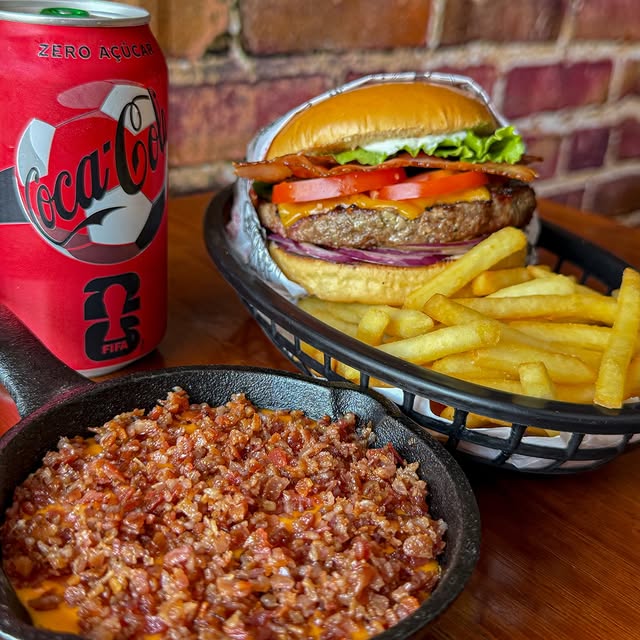 Hambúrguer com batata, Coca-Cola e acompanhamento