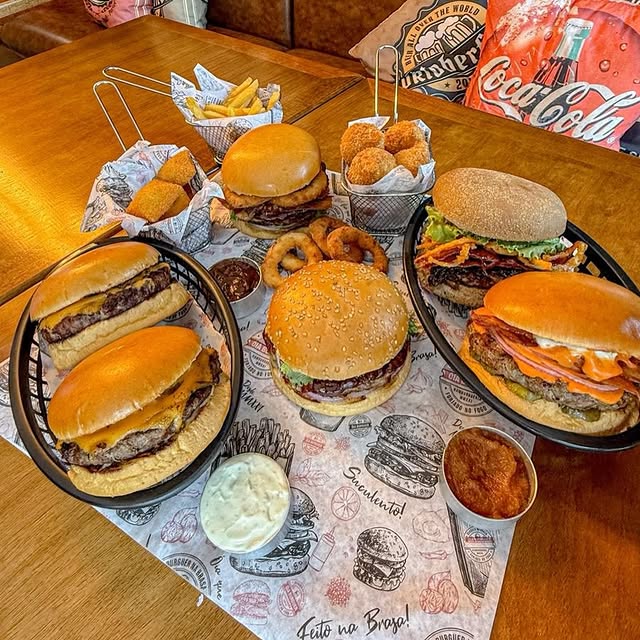 Mesa com combos Óia Burguer e Coca-Cola