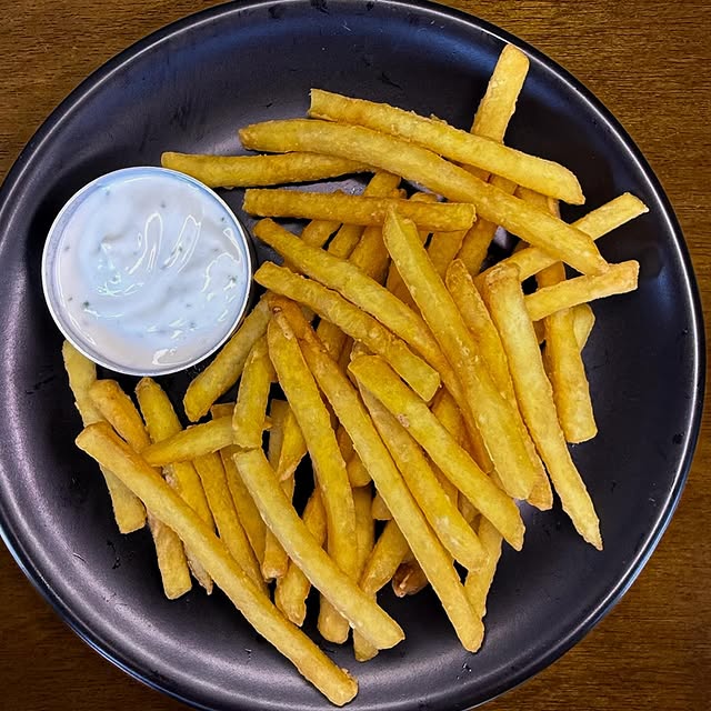 Porção de batata frita com molho