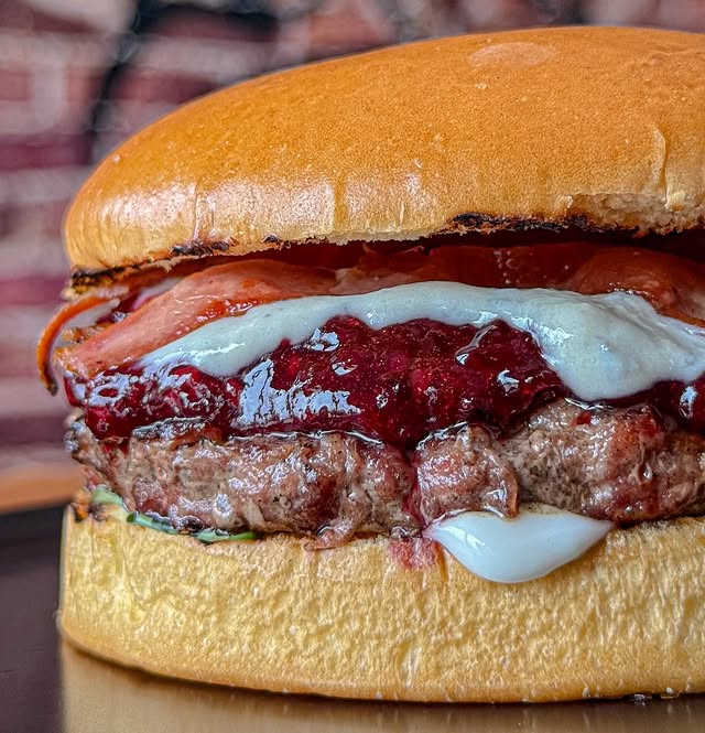 Hambúrguer com queijo e geleia em pão brioche