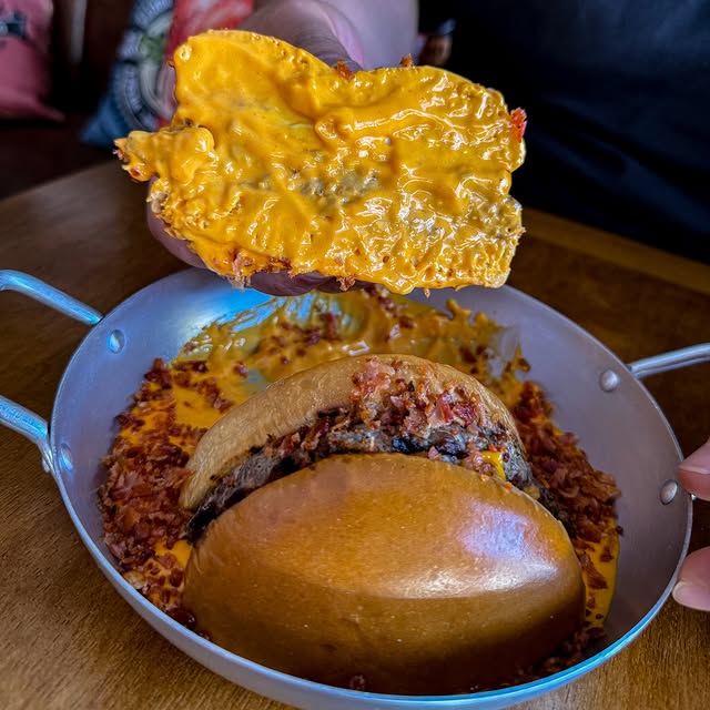 Hambúrguer com cebola e queijo